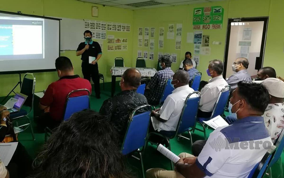 KUMPULAN pengusaha IKS menyertai seminar Kemudahan Pinjaman anjuran Persatuan Perniagaan India Johor (JIBA). FOTO Mary Victoria Dass