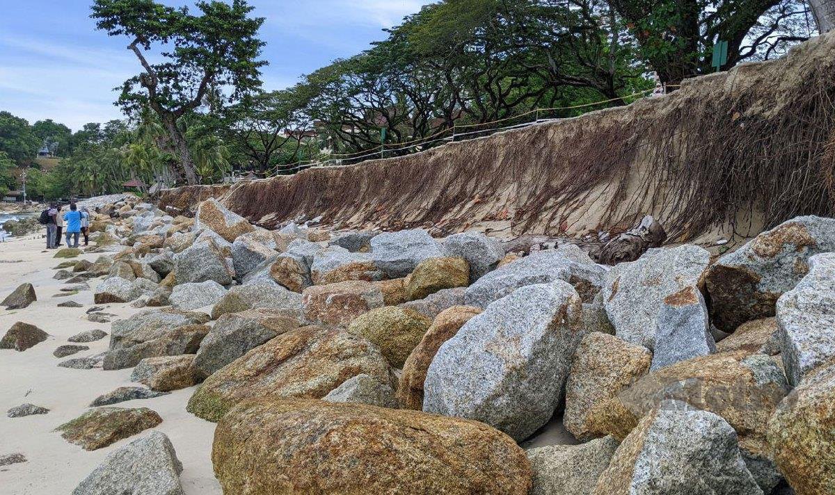 KAWASAN pesisir pantai Batu Feringghi, di sini, yang dahulu dikenali dengan keindahannya kini dipenuhi bongkah batu. FOTO Zuhainy Zulkiffli