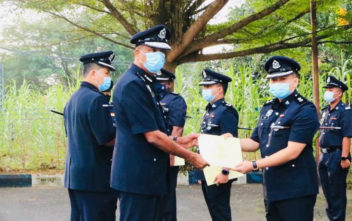 S Vijaya Rao menyampaikan sijil penghargaan kepada anggotanya pada Perhimpunan Bulanan Ibu Pejabat Polis Daerah Klang Utara. FOTO ihsan IPD KLANG UTARA