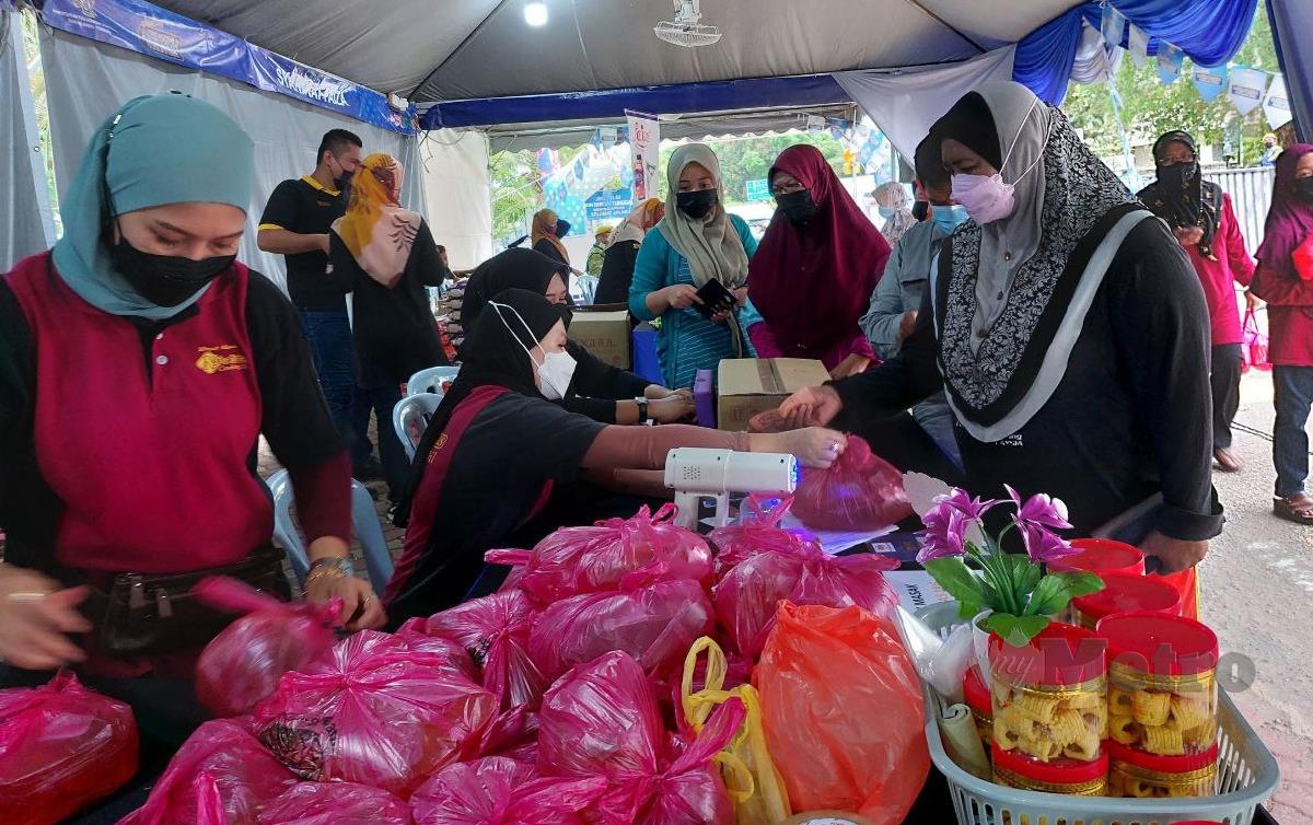 PENGUNJUNG beratur bagi mendapatkan bekalan minyak masak paket pada Jualan Keluarga Malaysia. FOTO Nuraliawati Sabri