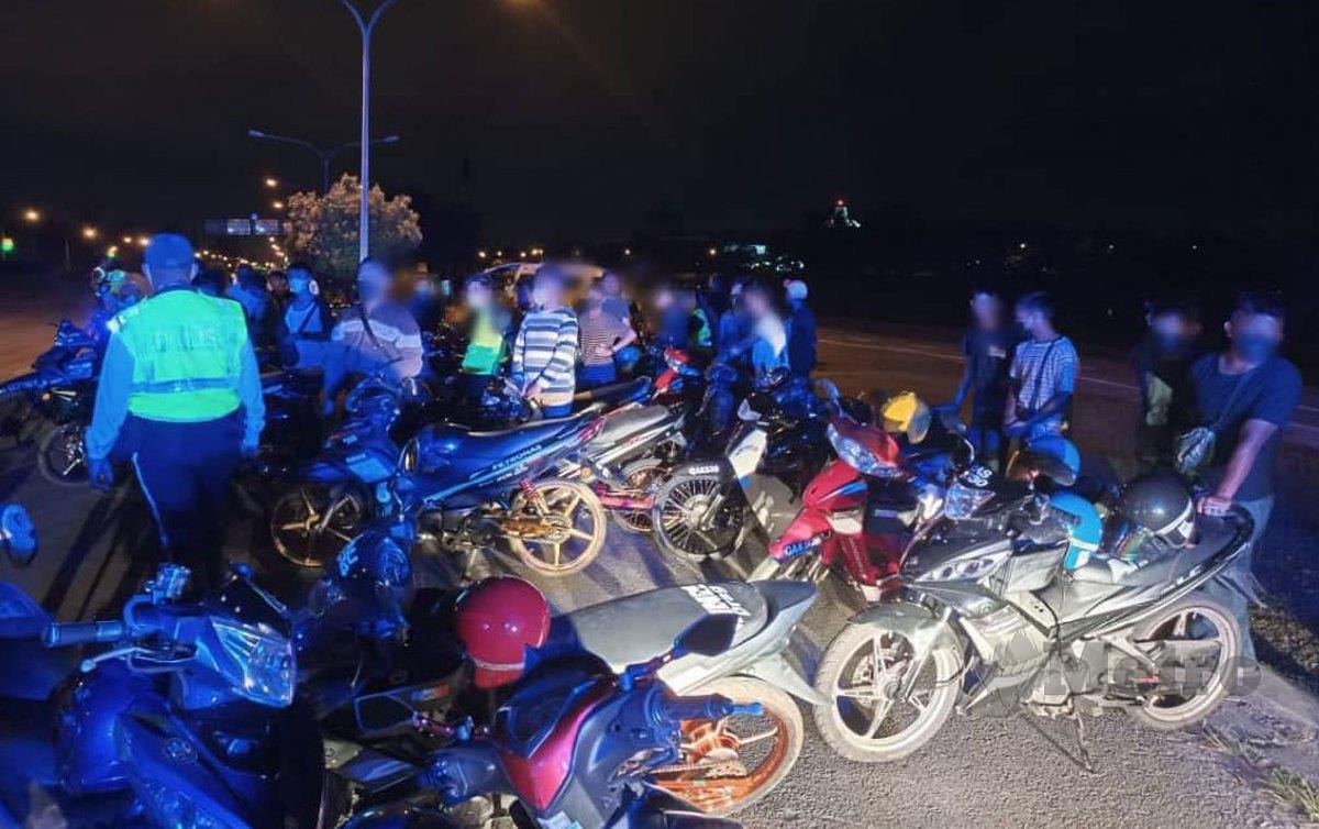 SEBANYAK 183 saman dikeluarkan terhadap 72 kenderaan dan 80 individu yang diperiksa dalam Op Samseng Jalanan di Kuching malam tadi. FOTO Mohd Roji Kawi