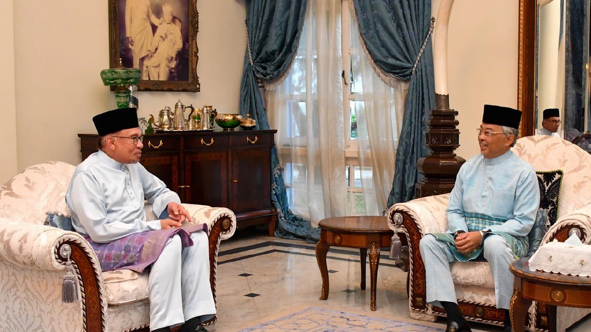 Al-Sultan Abdullah Ri’ayatuddin Al-Mustafa Billah Shah berkenan menerima menghadap Anwar untuk mesyuarat Pra-Kabinet di Istana Abdulaziz, Kuantan, Pahang hari ini. FOTO ISTANA NEGARA