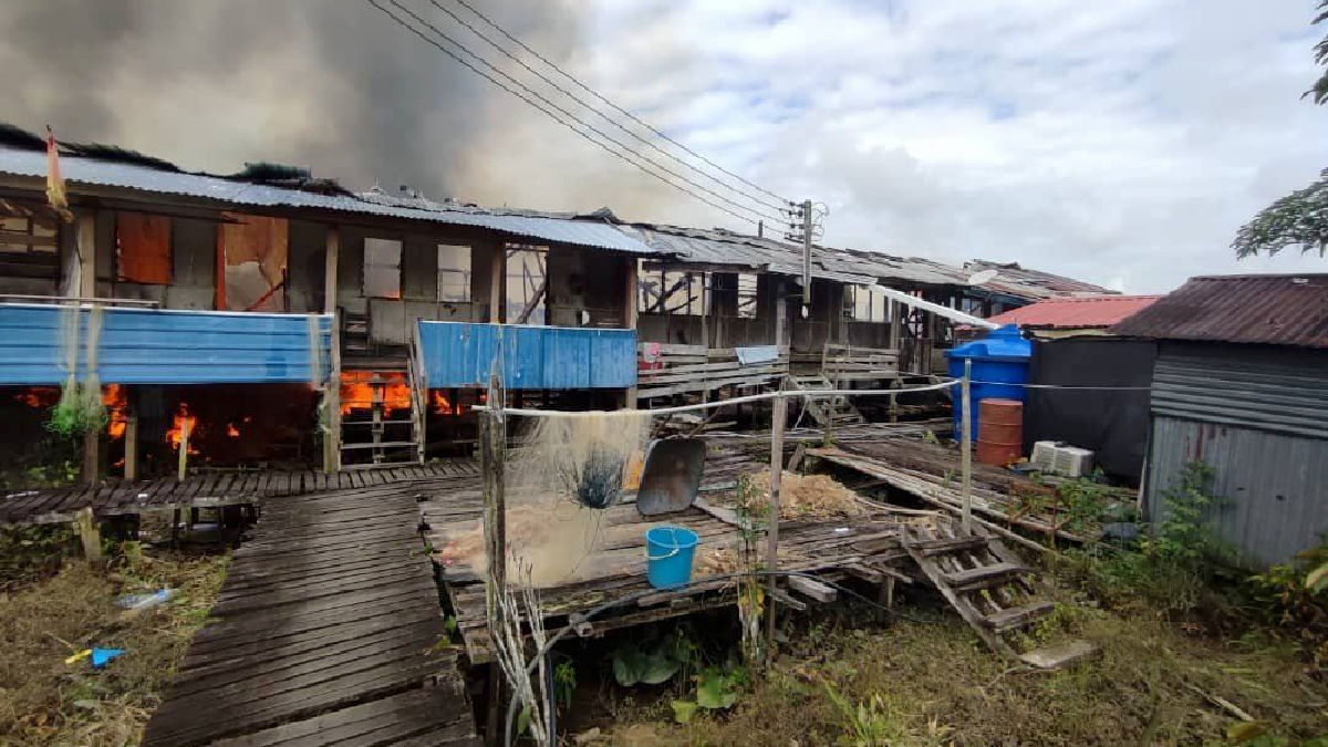 Rumah panjang Tuai Rumah  Rebah di Nanga Tutus Igan yang musnah dalam kebakaran awal pagi tadi. FOTO Ihsan JBPM