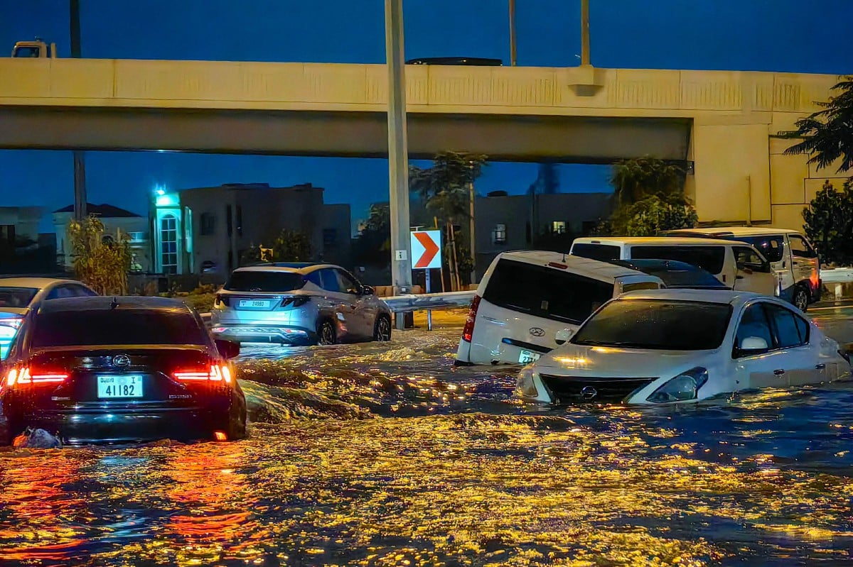 ANTARA kereta yang tenggelam berikutan hujan lebat di Dubai. FOTO Giuseppe CACACE/AFP