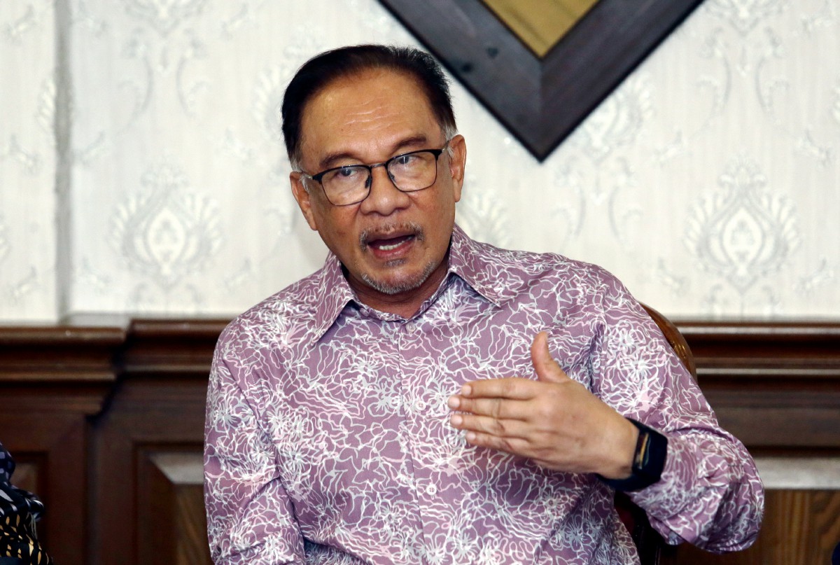 Perdana Menteri, Datuk Seri Anwar Ibrahim ketika sidang media Sesi Pemukiman Anggota Jemaah Menteri Kerajaan Perpaduan di Cyberjaya. FOTO MOHD FADLI HAMZAH