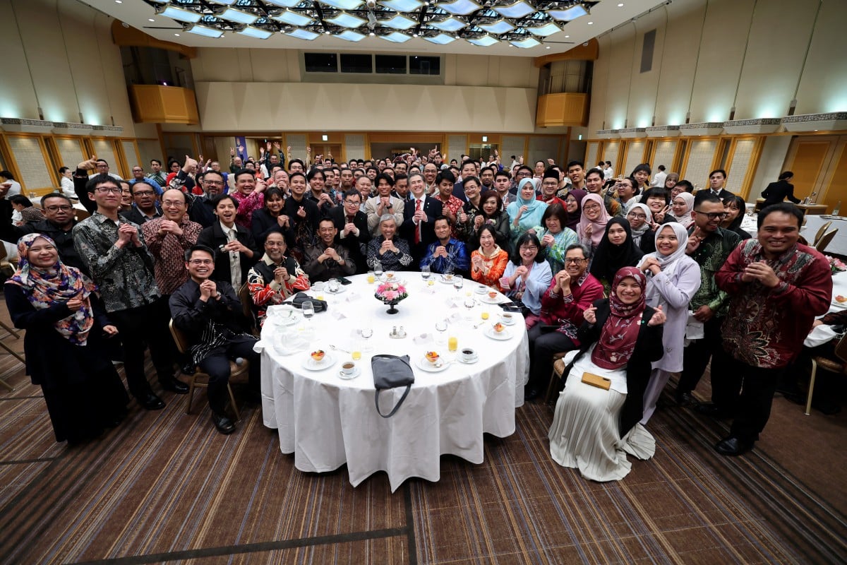 Timbalan Perdana Menteri Datuk Seri Dr Ahmad Zahid Hamidi bersama Menteri Pendidikan Tinggi Datuk Seri Dr Zambry Abdul Kadir bergambar dengan tetamu yang hadir pada Majlis Makan Malam dan Sambutan Tahun Baharu Cina 2024 bersama Komuniti Malaysia di Jepun malam ini. FOTO BERNAMA