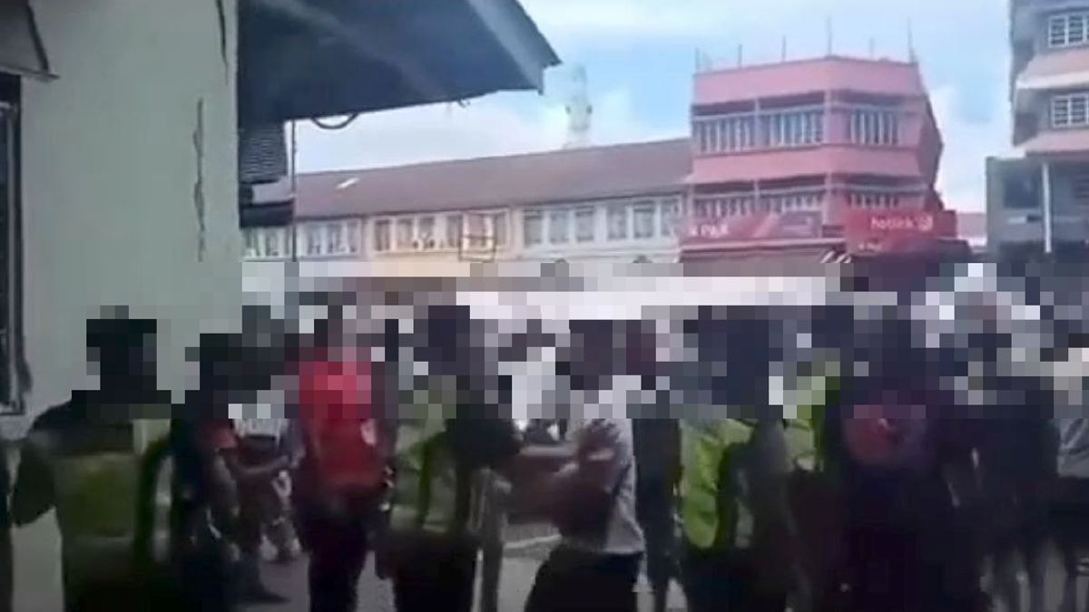 Tangkap layar video kekecohan yang tercetus antara anggota penguatkuasa MDS dengan kumpulan penjaja di Semporna.