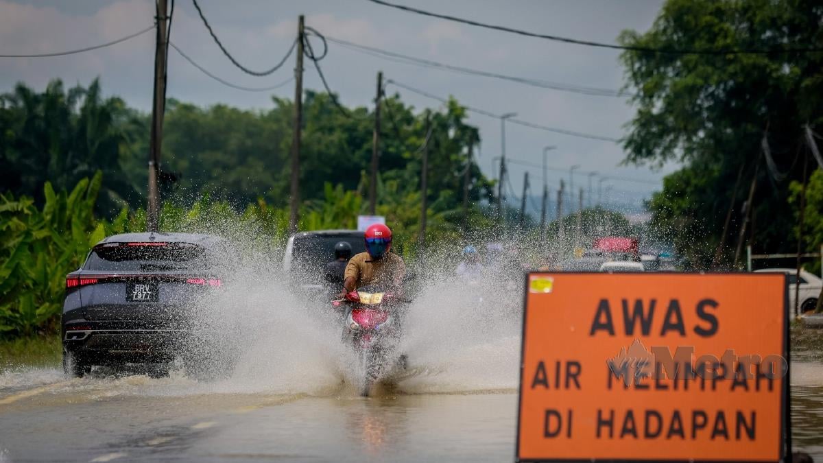 Keadaan jalan raya di Jalan Paip dilimpahi air berikutan Sungai Binjai di Pekan Meru, Klang mencatatkan paras air 4.66 meter (m) melebihi tahap bahaya 4.2m. FOTO ASYRAF HAMZAH