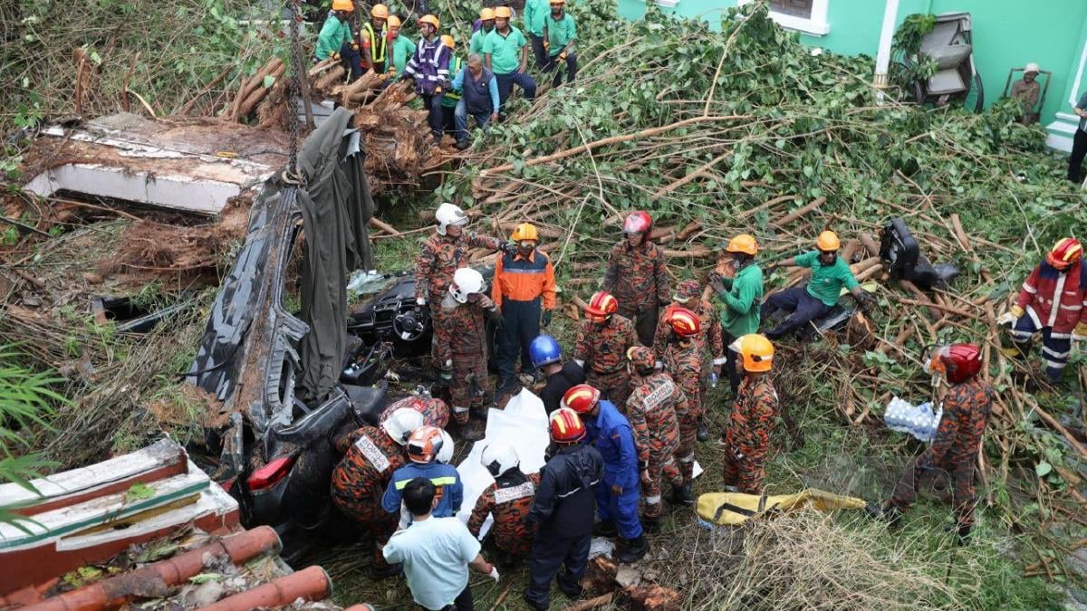  Dua mangsa warga China dipercayai bapa dan anak perempuan maut dihempap pokok dan runtuhan bangunan di Perarakan Mansion, Lebuh Gereja. FOTO MIKAIL ONG