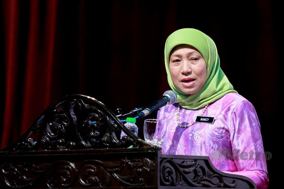Datuk Seri Nancy Shukri menyampaikan ucapan pada Seminar Kasih Semurni Usaha KPWKM @ Antigangguan Seksual Anjuran Institut Sosial Malaysia (ISM) Dengan Kerjasama UIAM Gombak. FOTO ASYRAF HAMZAH