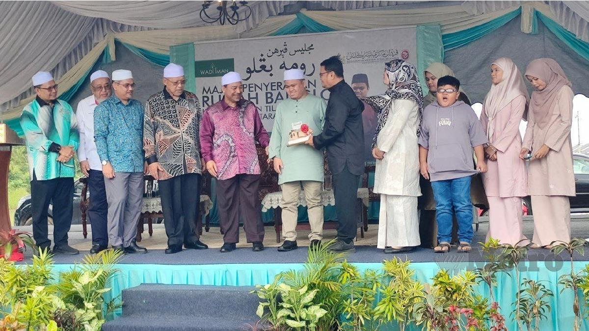 Menteri Besar Kelantan, Datuk Mohd Nassuruddin Daud, (lima kiri) ketika Majlis Penyerahan Rumah Banglo Johan Tilawah Peringkat Antarabangsa 2023 di Wadi Iman Ekslusif Tanah Merah, di sini, hari ini. FOTO SYAHERAH MUSTAFA
