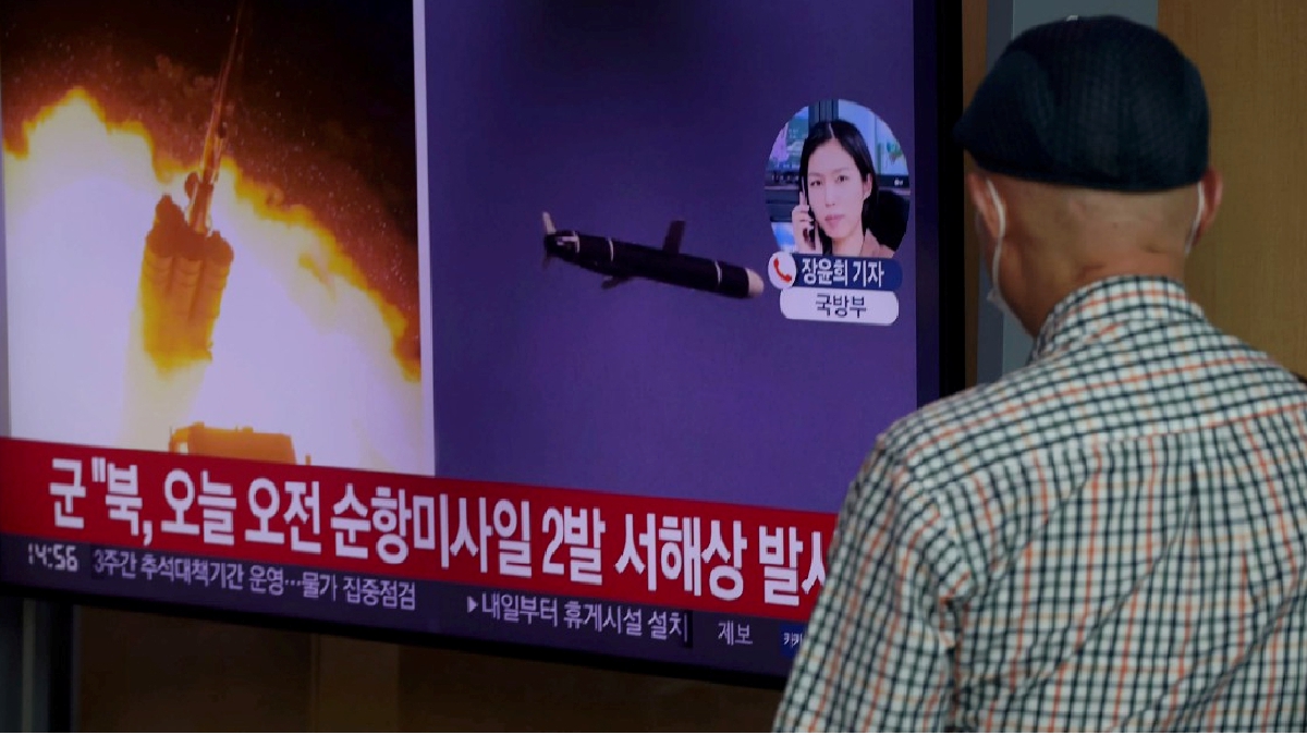 SEORANG lelaki menonton berita yang memaparkan pelancaran peluru berpandu dari Korea Utara Ogos lalu. - FOTO EPA