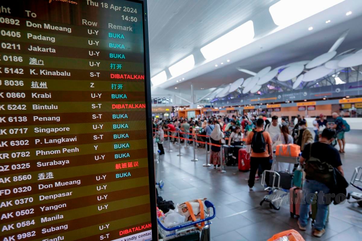GAMBAR hiasan. Penumpang pesawat beratur di kaunter berikutan penerbangan dari Lapangan Terbang Antarabangsa Kuala Lumpur (KLIA) Terminal 2 ke Sabah, Sarawak dan Brunei dibatalkan. FOTO AIZUDDIN SAAD