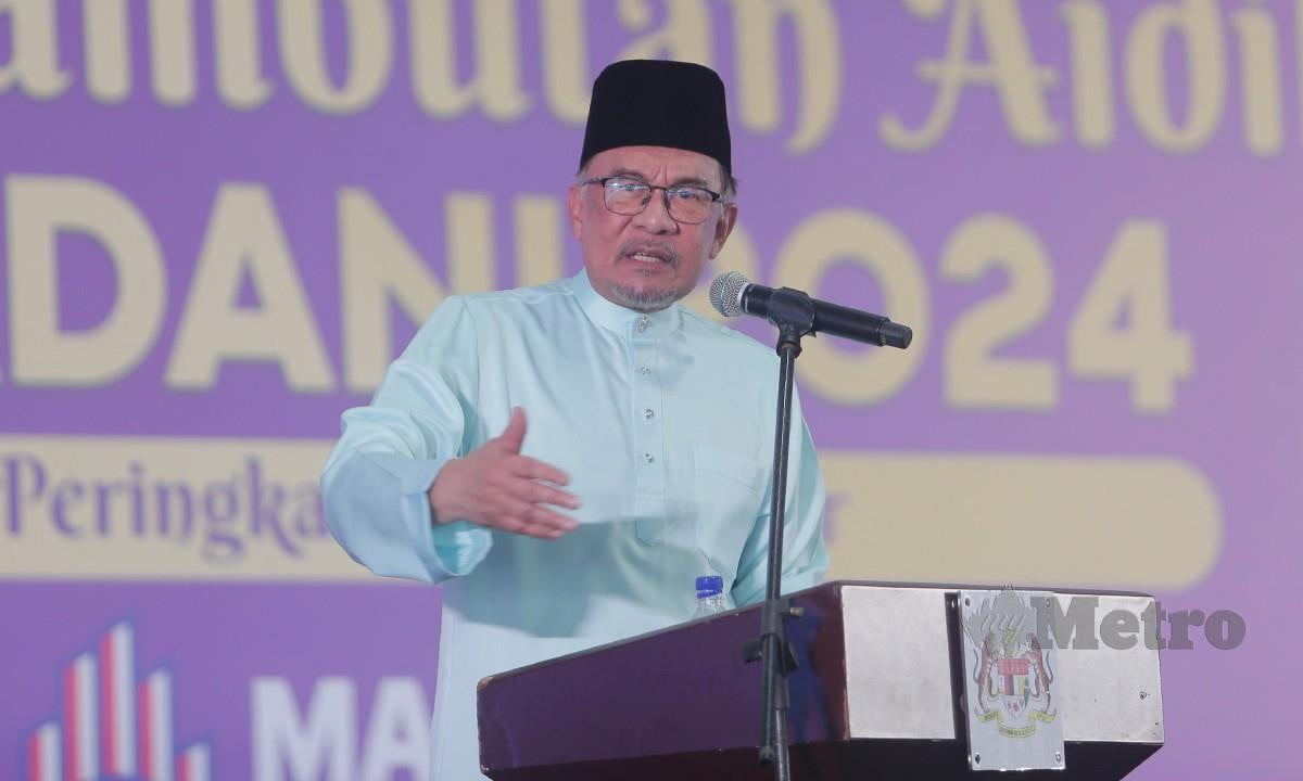 Perdana Menteri, Datuk Seri Anwar Ibrahim beramah ketika menyampaikan ucapan pada Majlis Sambutan Aidilfitri MADANI 2025 di Angsana Johor Bahru Mall. FOTO NUR AISYAH MAZALAN