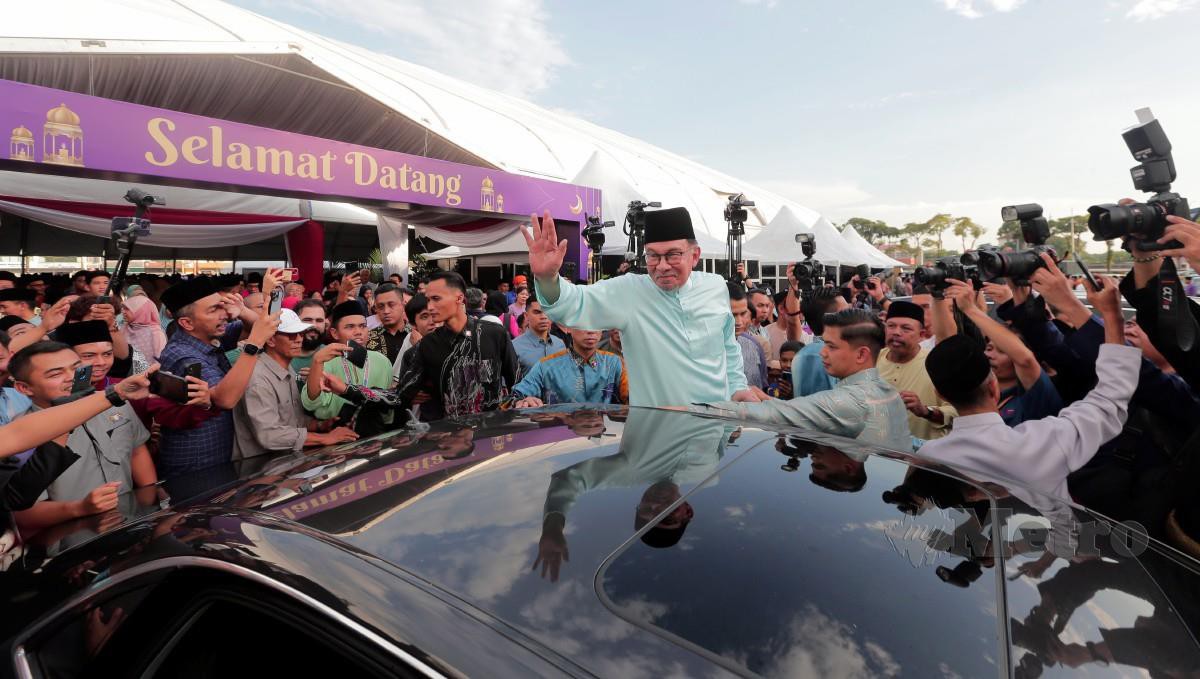 Perdana Menteri, Datuk Seri Anwar Ibrahim melambai tangan ke arah tetamu yang hadir ketika meninggalkan Majlis Sambutan Aidilfitri MADANI 2025 di Angsana Johor Bahru Mall. FOTO  NUR AISYAH MAZALAN