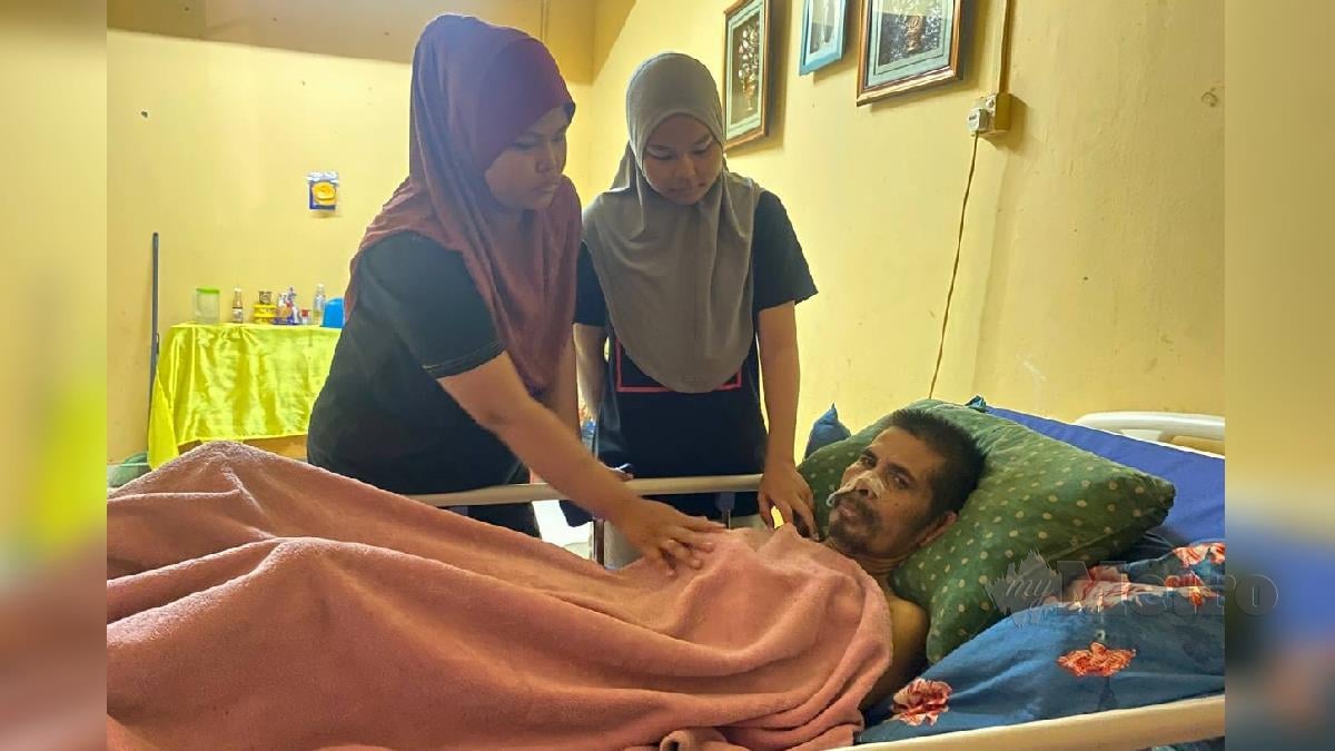 Wan Nor Siti Hasikin (kiri) turut dibantu adik bongsunya, Wan Nor Anis Hashima menjaga serta menguruskan ayah mereka, Wan Rosli yang terlantar disebabkan serangan angin ahmar pada Januari lalu. FOTO Hazira Ahmad Zaidi