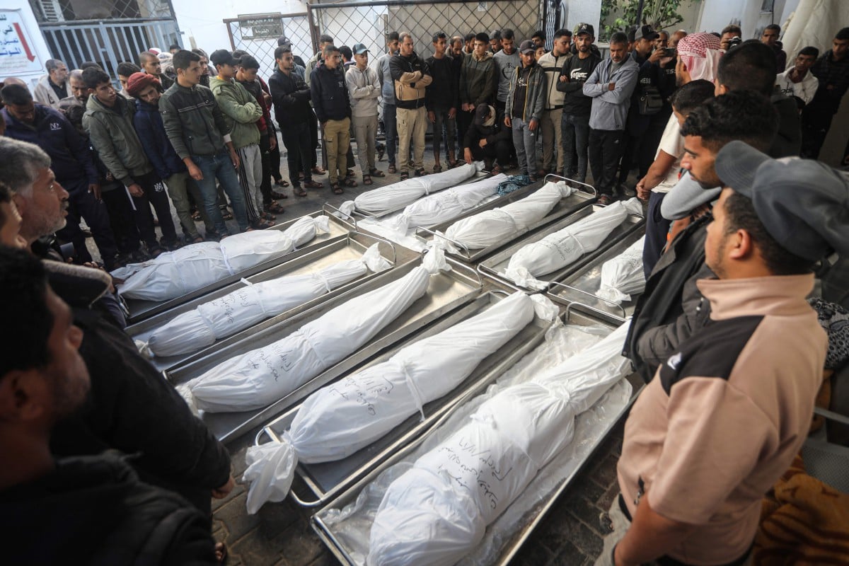 Rakyat Palestin melihat mayat mangsa pengeboman Israel di Rafah di selatan Semenanjung Gaza pada 17 November 2023. Foto AFP
