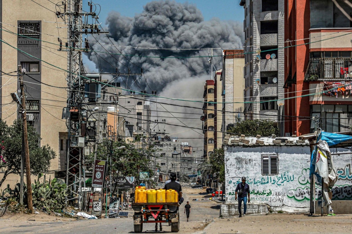 Kepulan asap meletus di jalan raya di Nuseirat di tengah Semenanjung Gaza pada 17 April 2024. Foto AFP