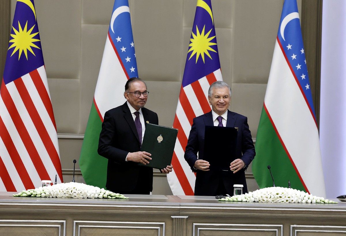 Perdana Menteri Datuk Seri Anwar Ibrahim dan Presiden Uzbekistan Shavkat Mirziyoyev bertukar dokumen selepas menandatangani kenyataan bersama pada pertemuan di Istana Presiden Kuksaroy di sini hari ini. FOTO BERNAMA