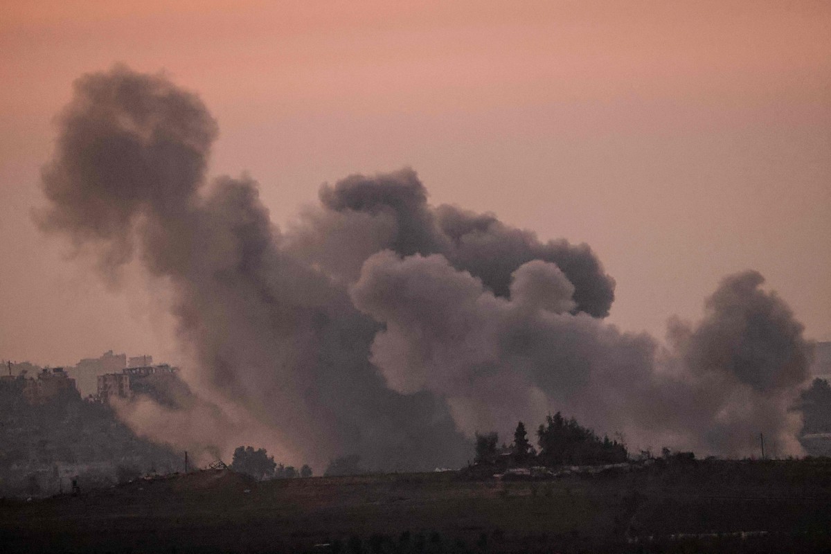 Gambar yang diambil dari sempadan antara Israel dan Gaza menunjukkan asap berkepul-kepul semasa pengeboman Israel di Semenanjung Gaza pada waktu matahari terbenam pada 17 November 2023. FOTO AFP