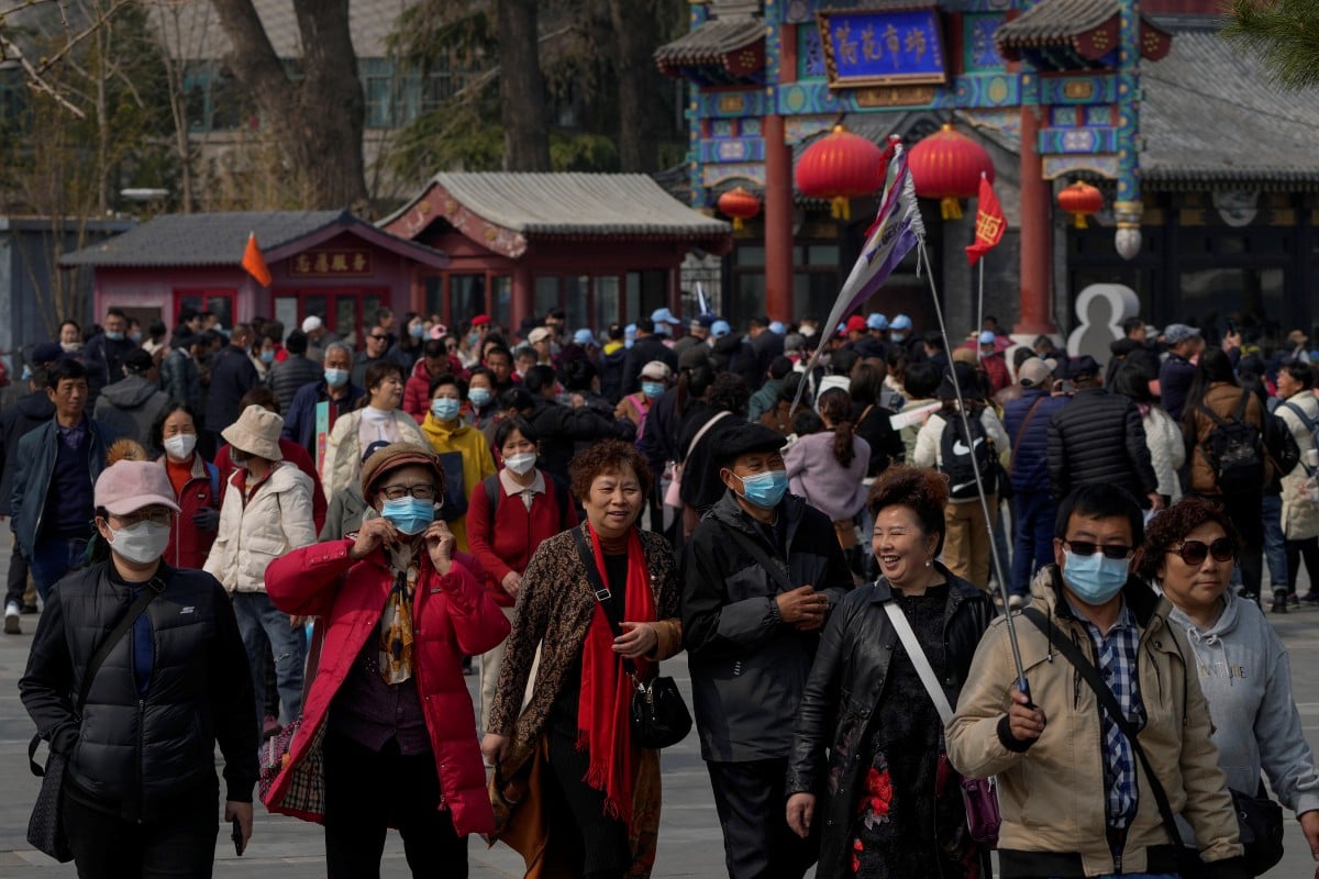 Sebahagian pelancong di Tasik Houhai, Beijing. - FOTO AP