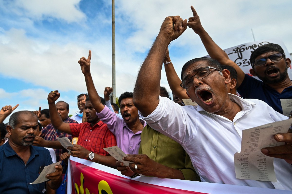 Peserta tunjuk perasaan menyertai demonstrasi antikerajaan yang masih berlanjutan di Colombo. - FOTO AFP