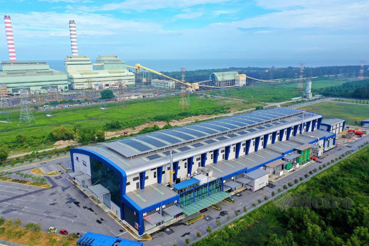 PEMASANGAN panel solar di atas bumbung premis Malaysia Transformer Manufacturing (MTM).