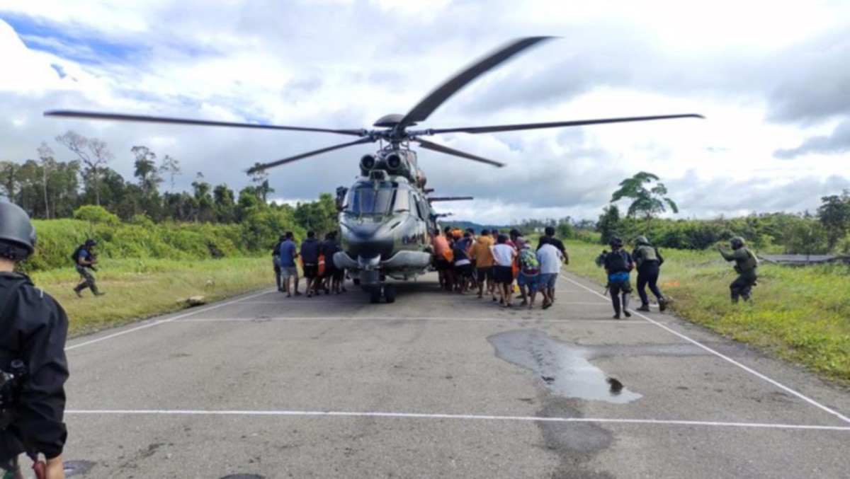 MAYAT mangsa diterbangkan menggunakan helikopter ke bandar Moses Kilangin, Timika.