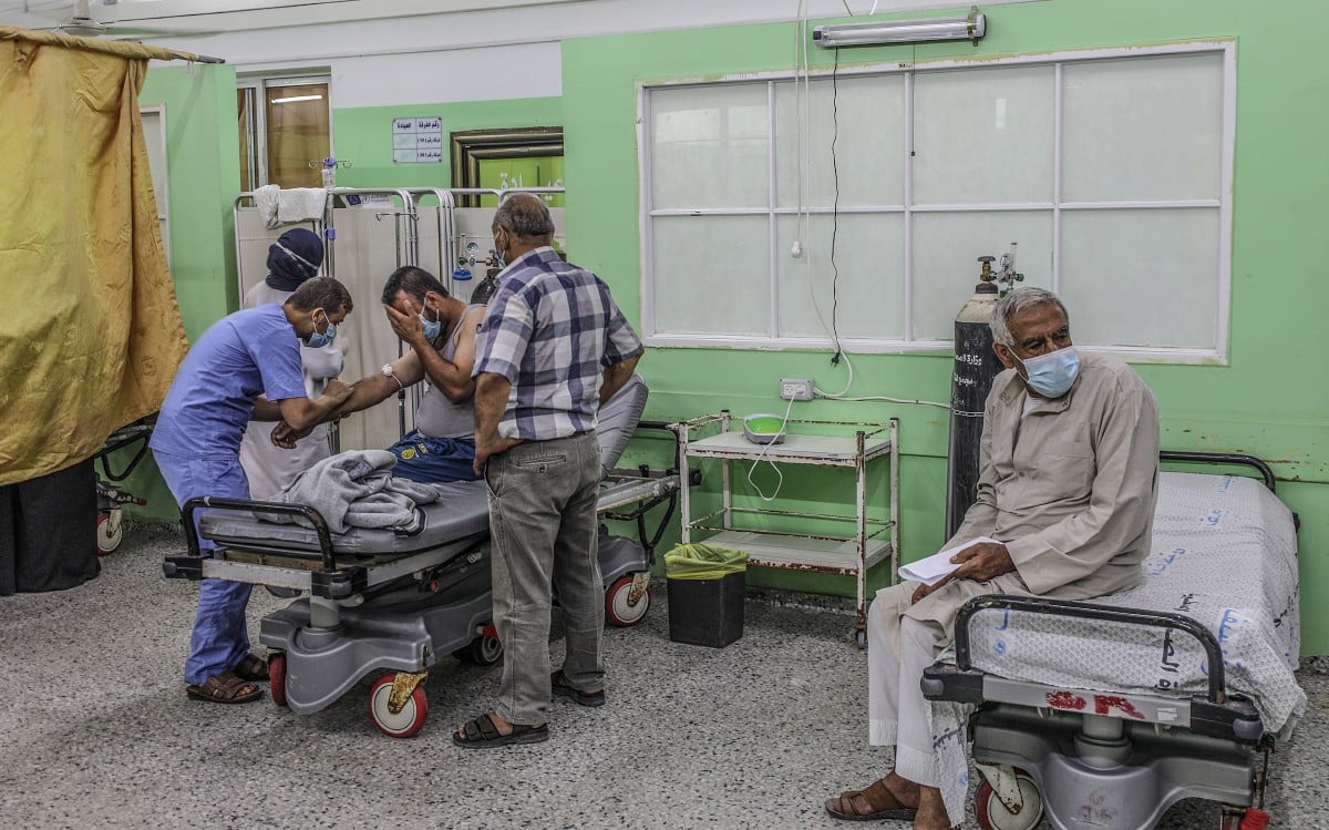 Rakyat Palestin menerima rawatan di hospital Al-Shifa di Gaza. - FOTO EPA
