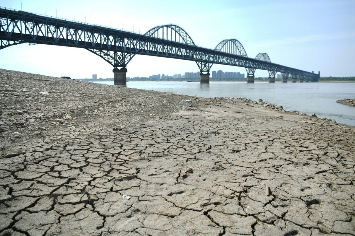 Bahagian tebing Sungai Yangtze yang semakin kering. - FOTO AFP
