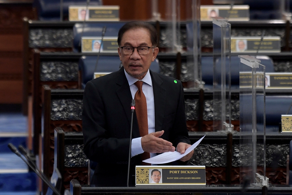 DATUK Seri Anwar Ibrahim berucap pada Mesyuarat Pertama Penggal Kelima, Parlimen ke-14 di Bangunan Parlimen hari ini. FOTO Bernama
