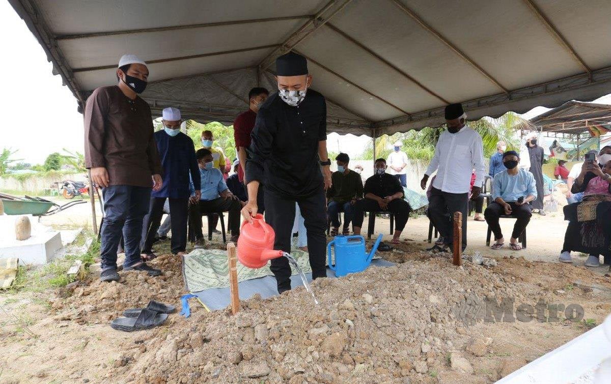 Jenazah Balu kepada Mufti Perak,Puan Sri Ainon Abdul Ghani Selamat di kebumikan di Tanah perkuburan Islam Kampung Melayu Sungai Rapat dekat Ipoh. FOTO  L MANIMARAN