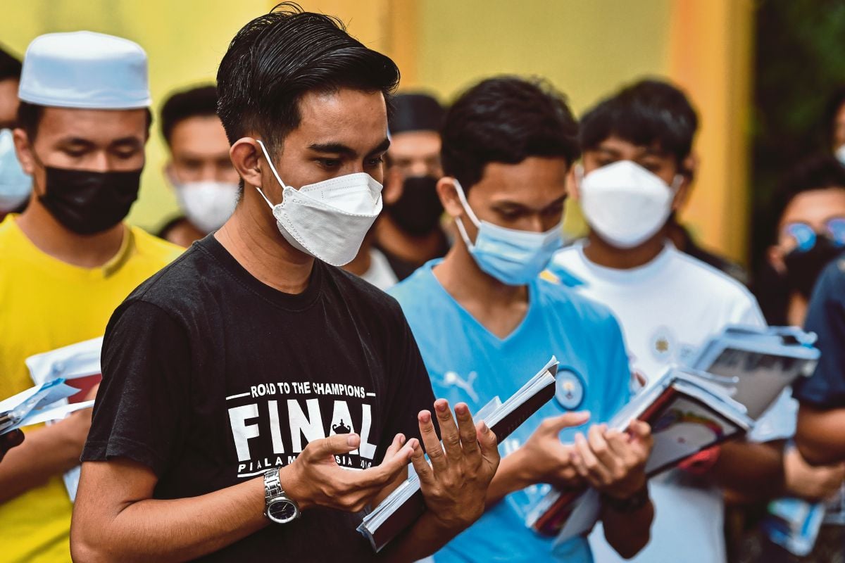 PELAJAR SMA Mahmudiah, Hulu Terengganu hanya berpakaian biasa susulan baju serta peralatan persekolahan mereka dihanyutkan banjir. FOTO Bernama
