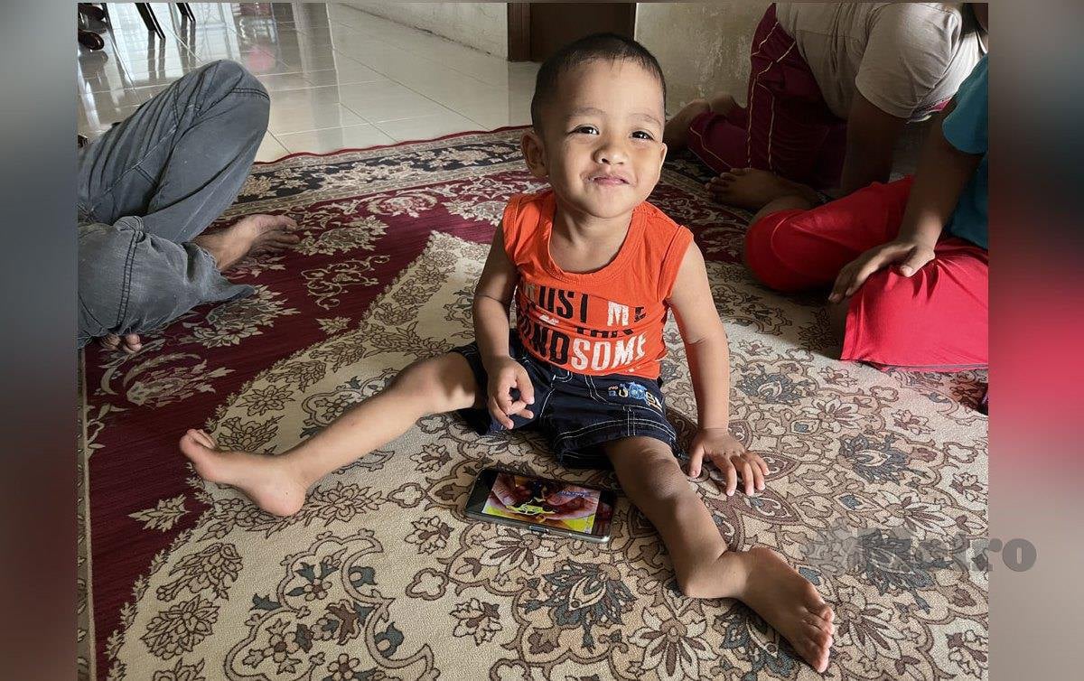 MUHAMMAD Aydeen yang patah tulang kaki kiri ditemui di rumahnya di Jalan Bandar Utama, di sini. FOTO Izad Thaqif Hassan