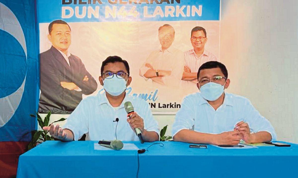 AKMAL Nasir (kiri), bersama Dr Zamil, dalam sidang media mempertikaikan keputusan Parti Ikatan Demokratik Malaysia (Muda) meletakkan calon di DUN Larkin. FOTO Mahaizura A Malik