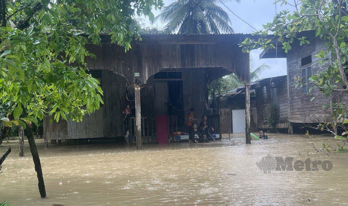 MOHD Khairul tidak menyangka kawasan rumahnya di Kampung Buloh dinaiki air. FOTO Zatul Iffah Zolkiply