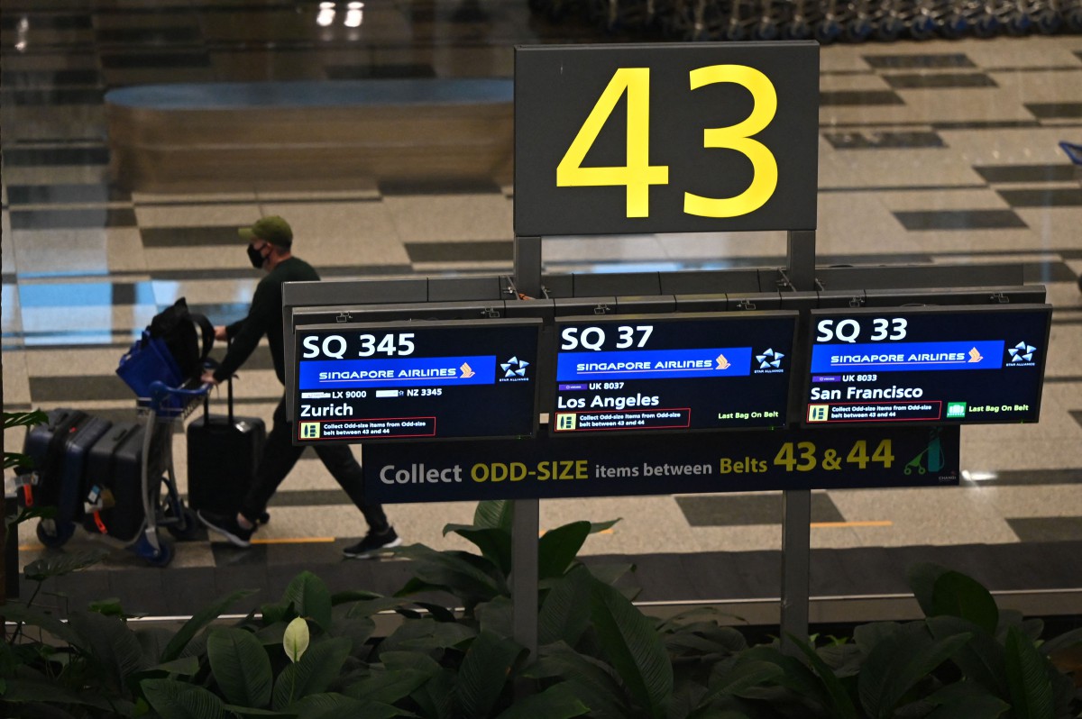 Penumpang Singapore Airlines tiba di Lapangan Terbang Changi. - FOTO AFP