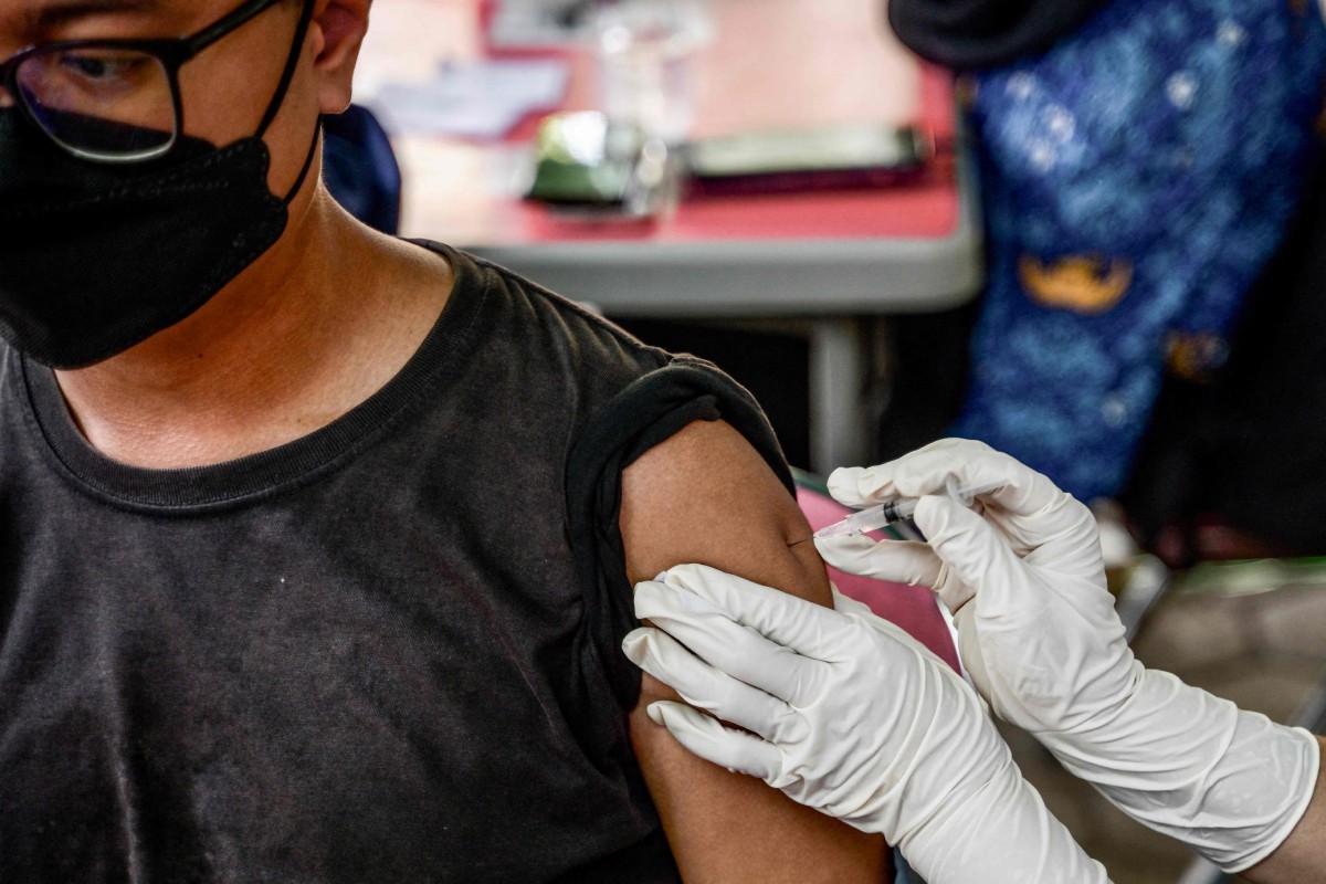 Kakitangan kesihatan menyuntik vaksin Covid-19 di Jakarta, Indonesia. - FOTO AFP