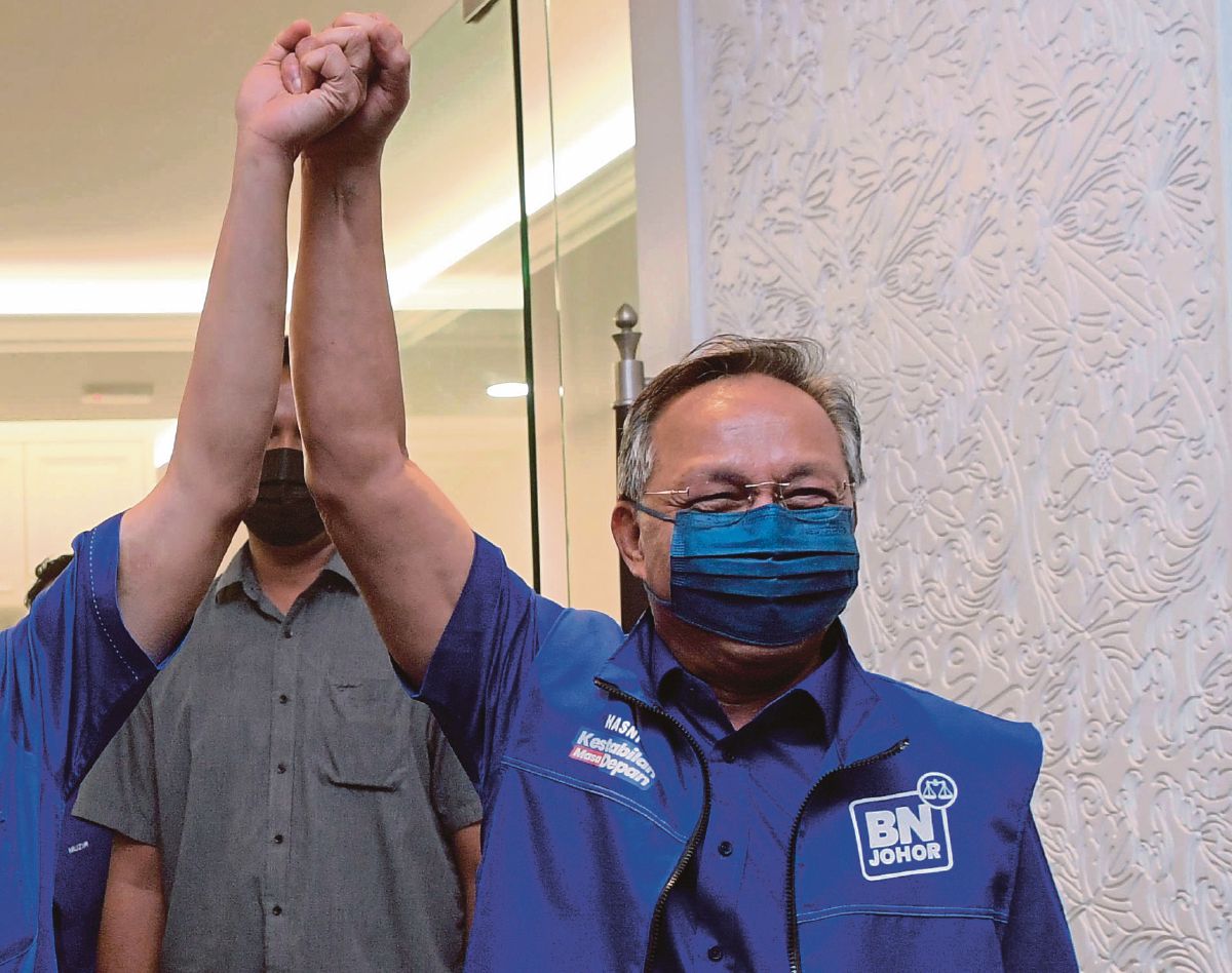 DATUK Seri Dr Ahmad Zahid Hamidi mengangkat tangan bersama ketika mendengar pengumuman tidak rasmi PRN Johor. FOTO Bernama