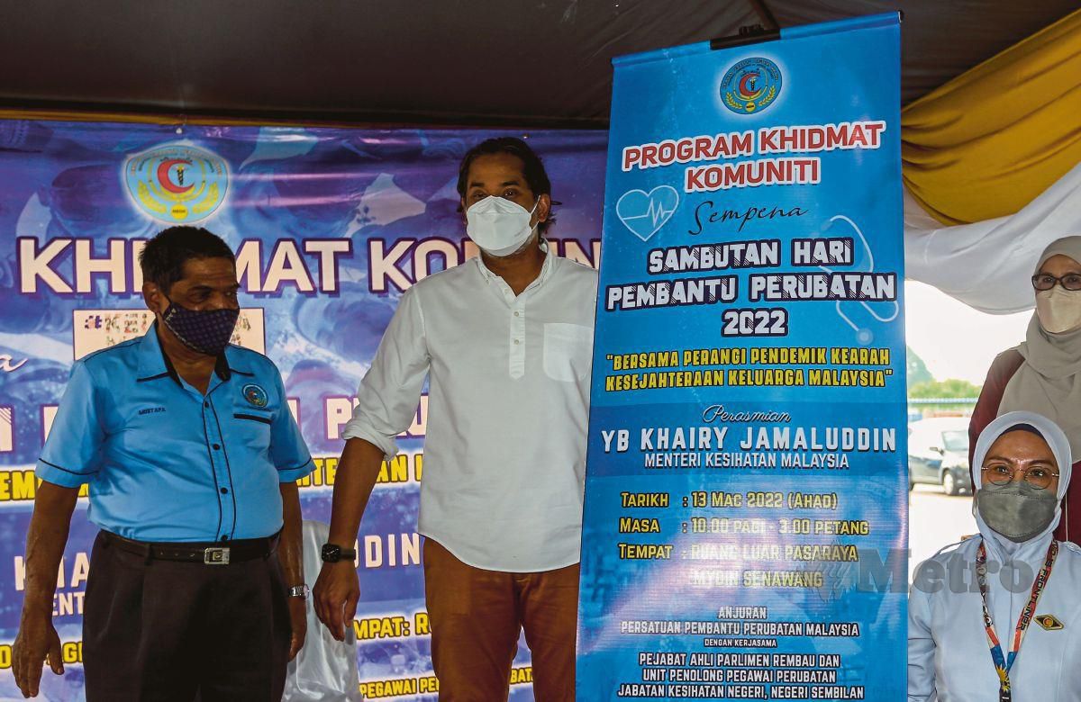 KHAIRY Jamaluddin (dua dari kiri) merasmikan sambutan Hari Pembantu Perubatan pada Program Khidmat Komuniti Anjuran Persatuan Pembantu Perubatan Malaysia di Senawang. FOTO Azrul Edham Mohd Aminuddin