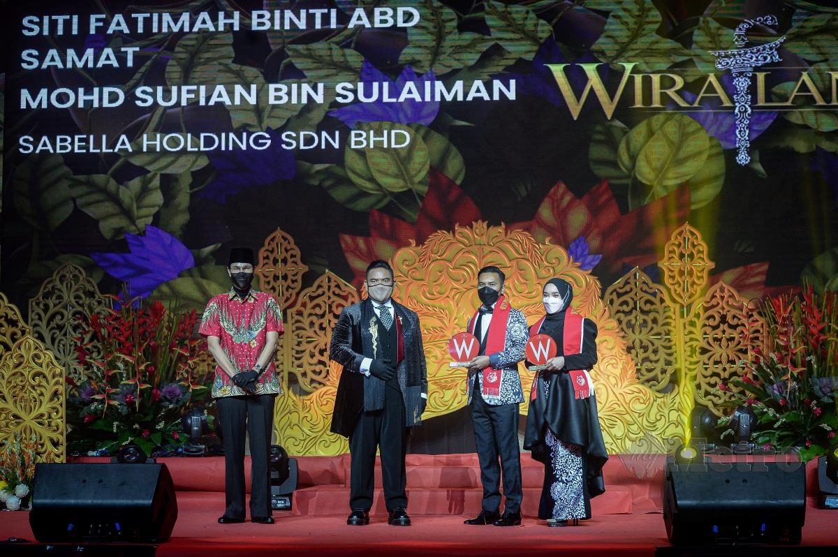 DATUK Wira Dr Azizan Osman (dua dari kiri) bergambar kenangan selepas menyampaikan anugerah. FOTO Bernama