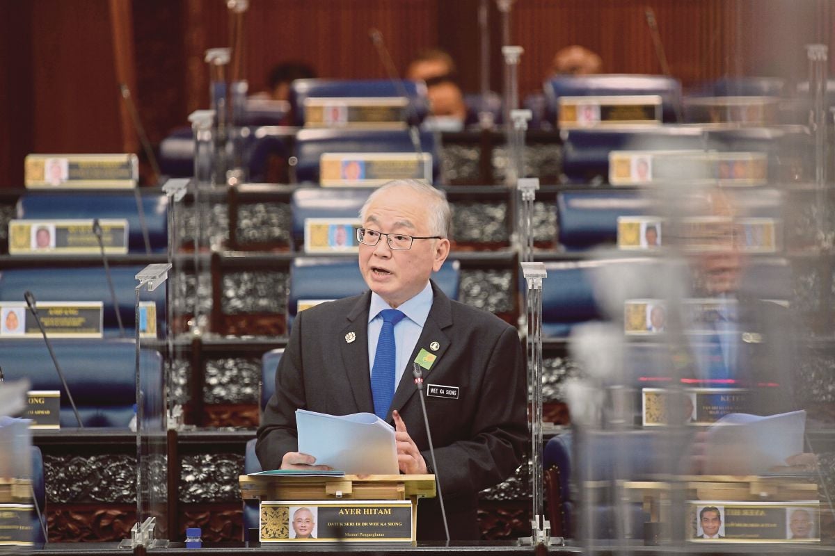 DATUK Seri Dr Wee Ka Siong bercakap pada sesi menjawab perbahasan Mesyuarat Pertama Penggal Kelima, Parlimen. FOTO Bernama