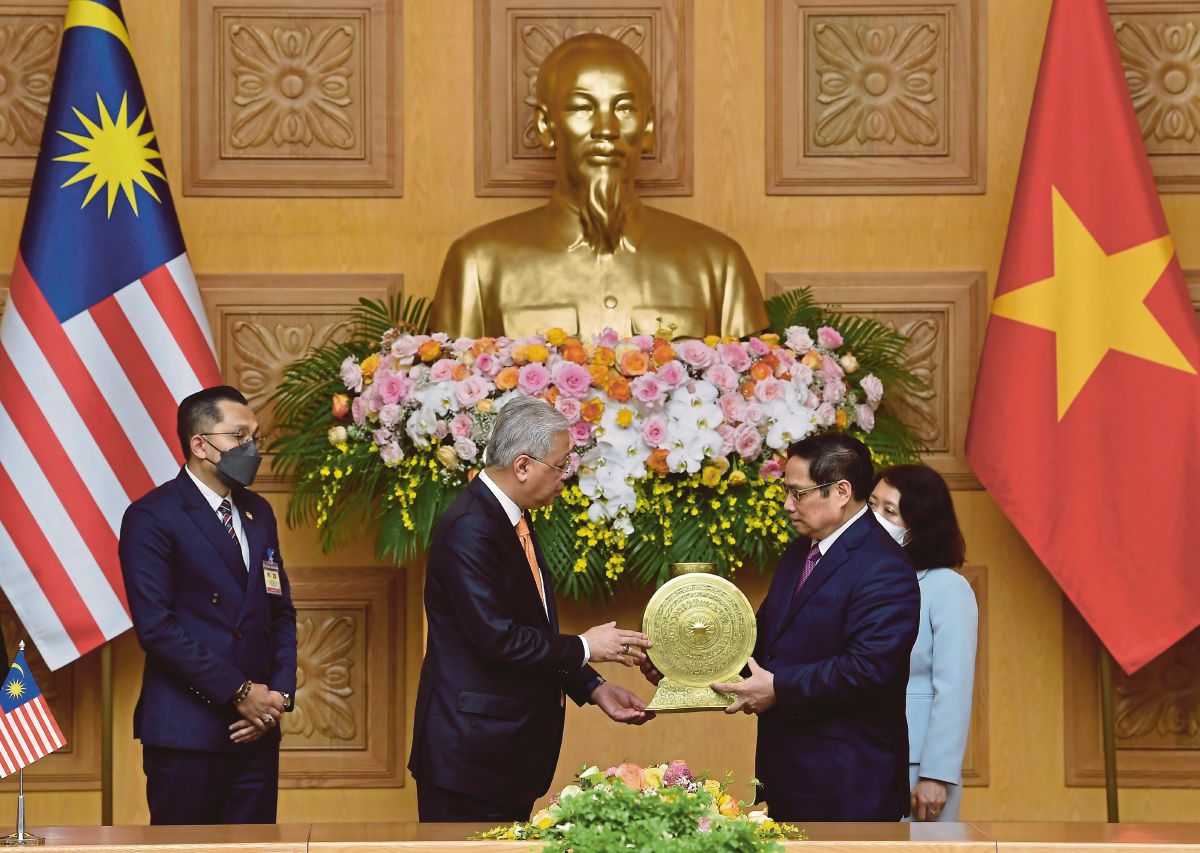 DATUK Seri Ismail Sabri Yaakob (dua dari kiri) menerima cenderahati daripada Perdana Menteri Vietnam Pham Minh Chinh (kanan). FOTO Bernama