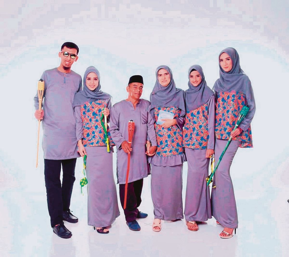 NUR Syahirah (kanan sekali), Nur Syazwani Najihah (dua dari kanan)  dan abang sulung, Mohd Salful Hakim, 29 (kiri)  mengikut genetik ibu, Rahimah Yunoh, 50 (tiga dari kanan) yang tingginya mencecah 171 sm. FOTO NSTP