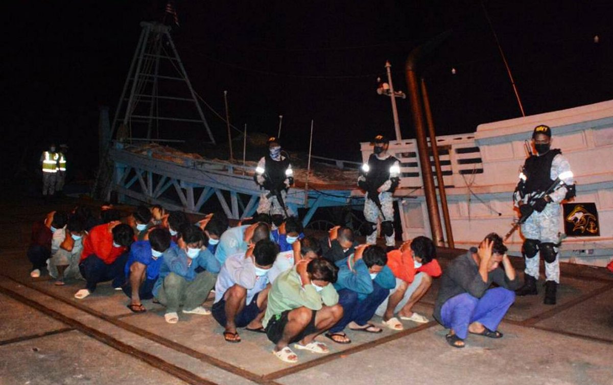 TLDM menahan sebuah bot nelayan Vietnam bersama 23 kru warga negara itu yang dikesan menceroboh perairan negara di kedudukan 13 batu nautika utara Pulau Tioman, Pahang, semalam. FOTO ihsan TLDM