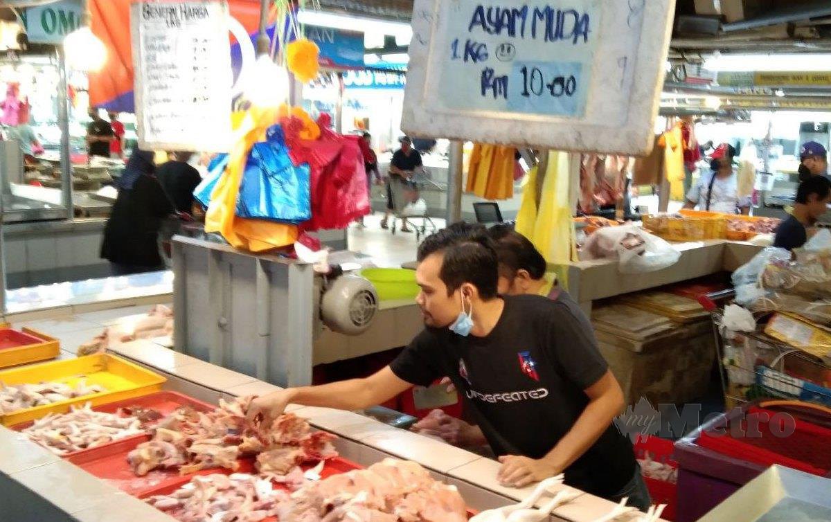 HARGA ayam segar di bandar raya ini naik kepada RM10 sekilogram bermula semalam, sekali gus dijual melebihi harga siling ditetapkan kerajaan iaitu RM8.90 sekilogram. FOTO Farid Noh