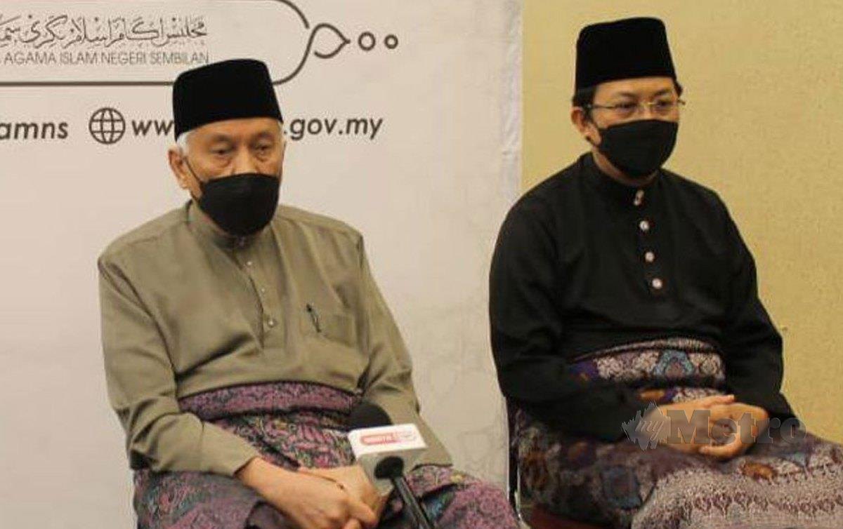 ABDUL Aziz Sheikh Ab Kadir (kiri) dan Pengarah Jabatan Zakat MAINS, Datuk Nor Azmi Musa. FOTO Mohd Amin Jalil