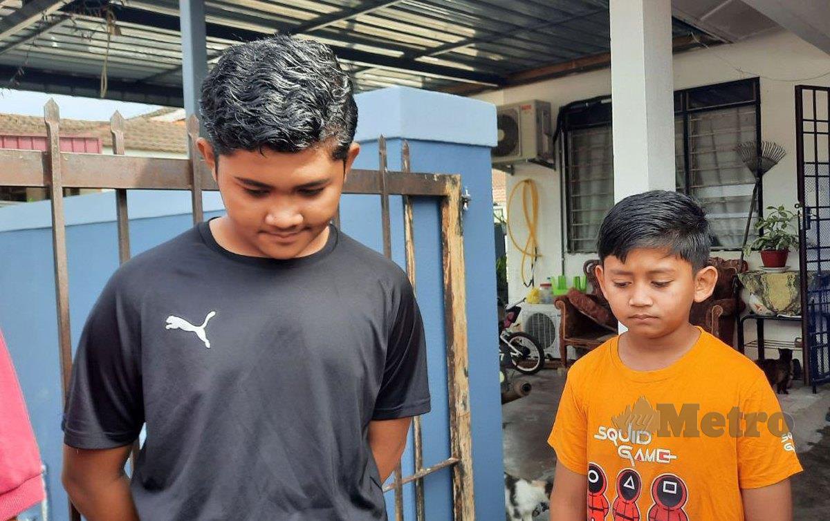 MUHAMMAD Aqil Afif Mohd Asri, 13, (kiri) dan adiknya, Muhammad Aqif Zahin, 10 tahun. FOTO Asrol Awang