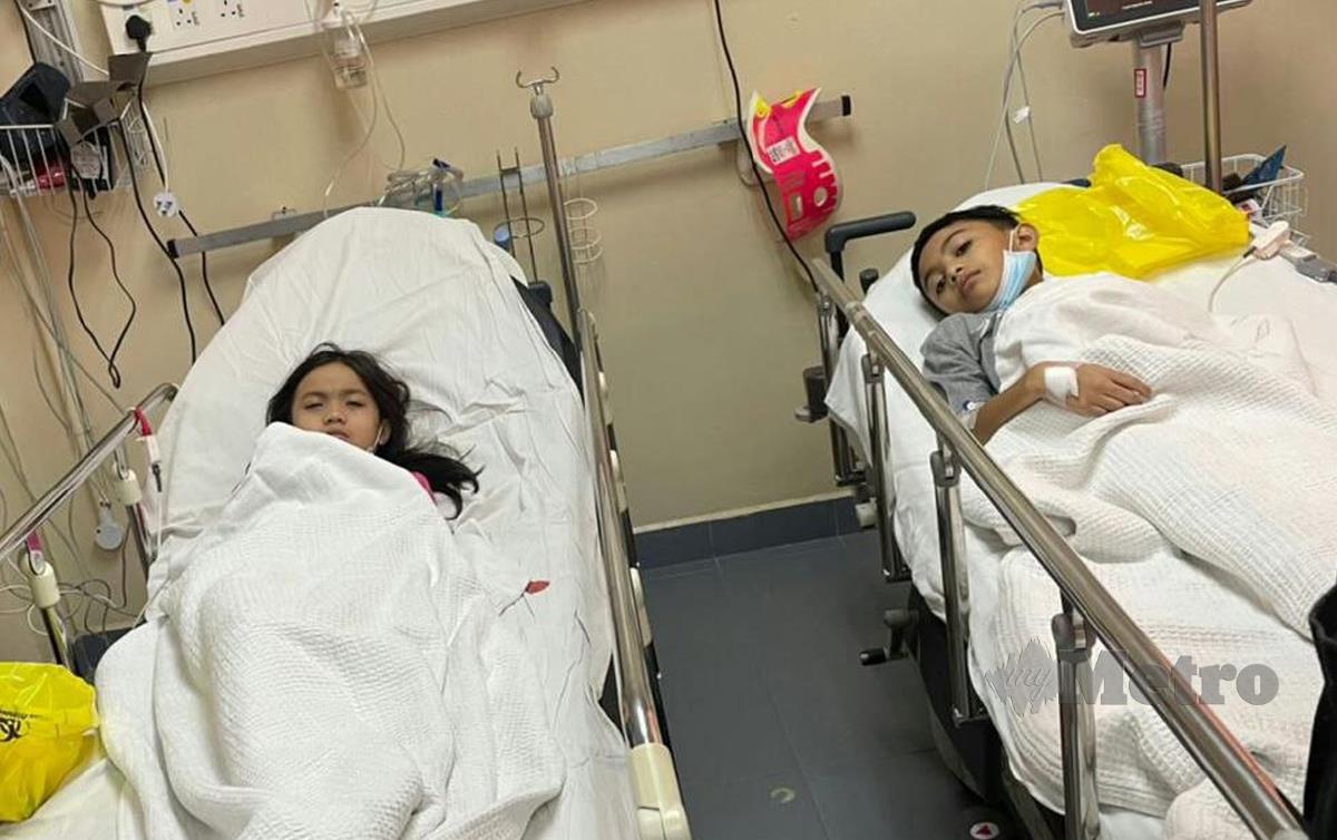 NUR Azzahra (kiri) dan Muhammad Aqil Rifqi sedang menjalani rawatan selepas disyaki keracunan puding buih di wad kanak-kanak HSNZ. FOTO Baharom Bakar