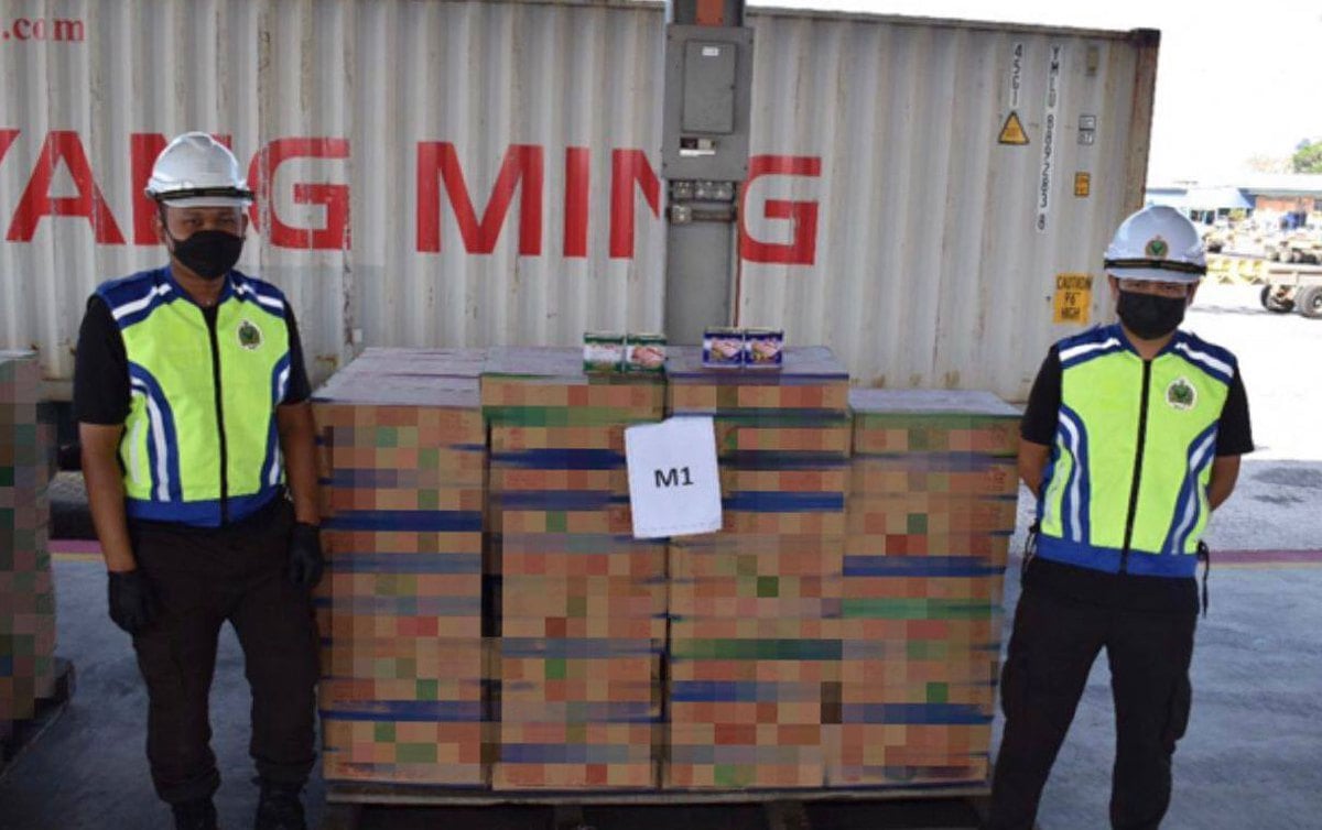 MAQIS Pulau Pinang merampas lebih sembilan tan produk daging babi tin dari China bernilai RM453,600 di Pelabuhan Pangkalan Kontena Butterworth Utara. FOTO ihsan MAQIS Pulau Pinang